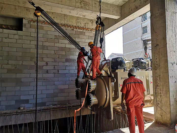益陽艾華集團(tuán)冷水機(jī)組，空壓機(jī)吊裝定位